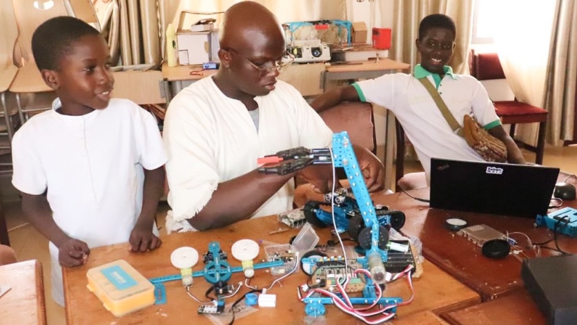 @RobotsMali.jpg__PID:30498eed-c690-4a95-8250-59cb44aa5bb0